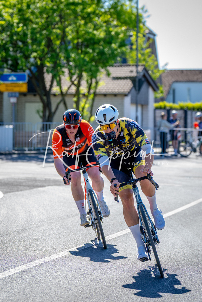 Spurt in den Mai 2026 - Großer Preis der Sparkasse Neuss | Annual one-day road cycling race "Großer Preis der Sparkasse Neuss" held in Büttgen, Germany, organized by VfR Büttgen 1912 e.V. The event features multiple races across all age categories from U11 youth to Elite men. - Realisiert mit Pictrs.com