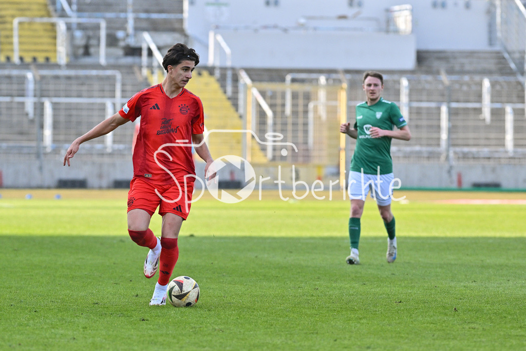 FC Bayern Amateure - 1. FC Schweinfurt 05 | am Ball Adin LICINA (FC Bayern München II #7) / Einzelfoto / Freisteller / Regionalliga Bayern: FC Bayern Muenchen II - 1. FC Schweinfurt 1905, Gruenwalder Stadion am 22.02.2025