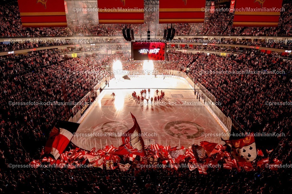 KEC1404251005 | 14.04.2025, Eishockey, DEL Play-offs, Kölner Haie - ERC Ingolstadt, Halbfinale Spiel 6, Lanxess-Arena Köln: Feature Eisfläche Zuschauer Innenansicht Besucher Symbolbild Symbolfoto Übersicht Übersichtsbild Übersichtsfoto Einlaufshow Einlaufem Pyroshow FeuershowSpielstätte