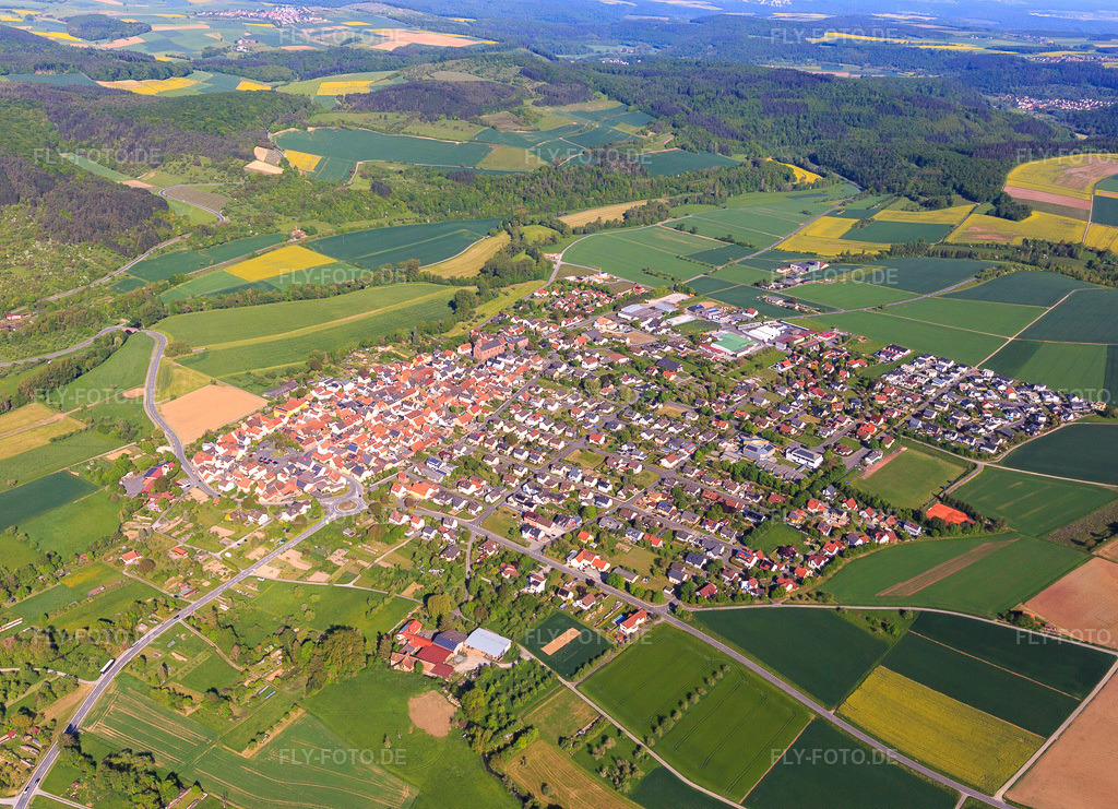 Luftbild: Ortsansicht aus Westen in Werbach im Bundesland Baden-Württemberg in Deutschland. Foto: IMG_146564.jpg vom 10.05.2025 durch Werner Riehm/FLY-FOTO.de