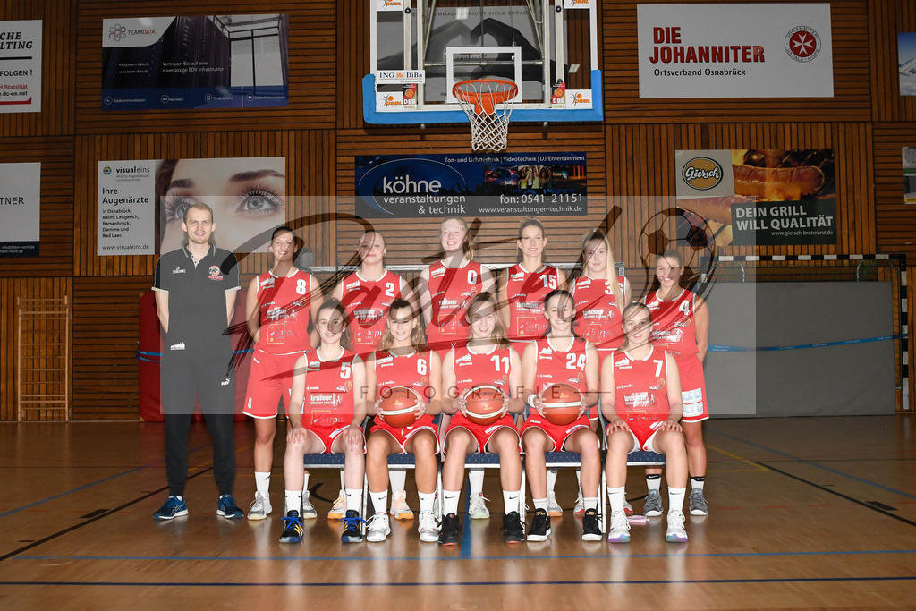 TEAOSC20201023_0027 | Basketball, Juniorinnen: Hintere Reihe v.li. : Trainer Mika Scheidemann, Julia Dzeko, Clara Sophie Schwartz, Frieda Buehner, Michelle Mueller, Tessa Strompen und Annemarie Potratz., Vordere Reihe v.li. : Zoe Perlick, Marie Dreyer, Maira Banko, Luise Hansmann und Louisa Riehemann.  bei der Team Presentation der Panthers Academy Osnabrueck am 23.10.2020 in Osnabrueck, Deutschland. - Realisiert mit Pictrs.com