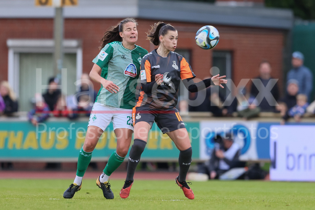 Fussball, Google Pixel Frauen-Bundesliga, SV Werder Bremen - MSV Duisburg | v.li.: Hanna Nemeth (SV Werder Bremen, 23) und Jelena Prvulovic (MSV Duisburg, 18) im Zweikampf, Duell, Dynamik, Aktion, Action, Spielszene, DIE DFB-RICHTLINIEN UNTERSAGEN JEGLICHE NUTZUNG VON FOTOS ALS SEQUENZBILDER UND/ODER VIDEOÄHNLICHE FOTOSTRECKEN. DFB REGULATIONS PROHIBIT ANY USE OF PHOTOGRAPHS AS IMAGE SEQUENCES AND/OR QUASI-VIDEO.