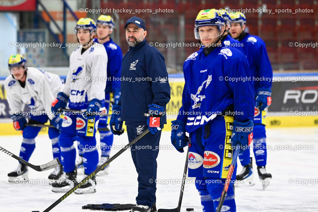 Eistrainig EC VSV mit Headcoach Pierre Allard | Eistrainig EC VSV mit Headcoach Pierre Allard, 1. Eistrainig EC VSV mit Headcoach Pierre Allard am 02.12.2025 in Villach (Stadthalle Villach), Austria, (Photo by Bernd Stefan)