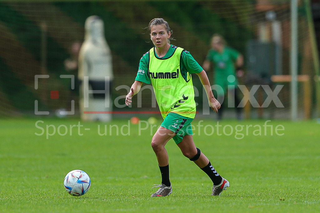 Fussball, Google Pixel Frauen-Bundesliga, Training SV Werder Bremen | v.li.: Rieke Dieckmann (SV Werder Bremen, 22) am Ball, Einzelbild, Ganzkörper, Aktion, Action