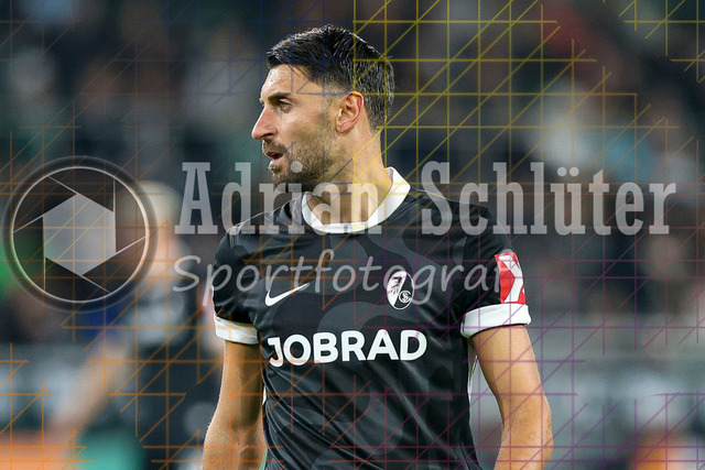 Borussia Mönchengladbach vs SC Freiburg - Bundesliga  | Mönchengladbach, Deutschland, 05.10.25:   Vincenzo Grifo (SC Freiburg) schaut waehrend des Spiels der Bundesliga zwischen Borussia Mönchengladbach vs SC Freiburg im Stadion im Borussia Park(Foto von Brauer-Fotoagentur / Adrian Schlueter)