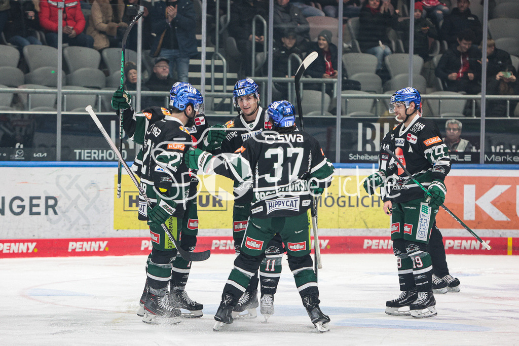 Augsburger Panther - Duesseldorfer EG | Freude der Panther nach dem Treffer zum 1-3 durch Marcel BARINKA (AEV #71)
