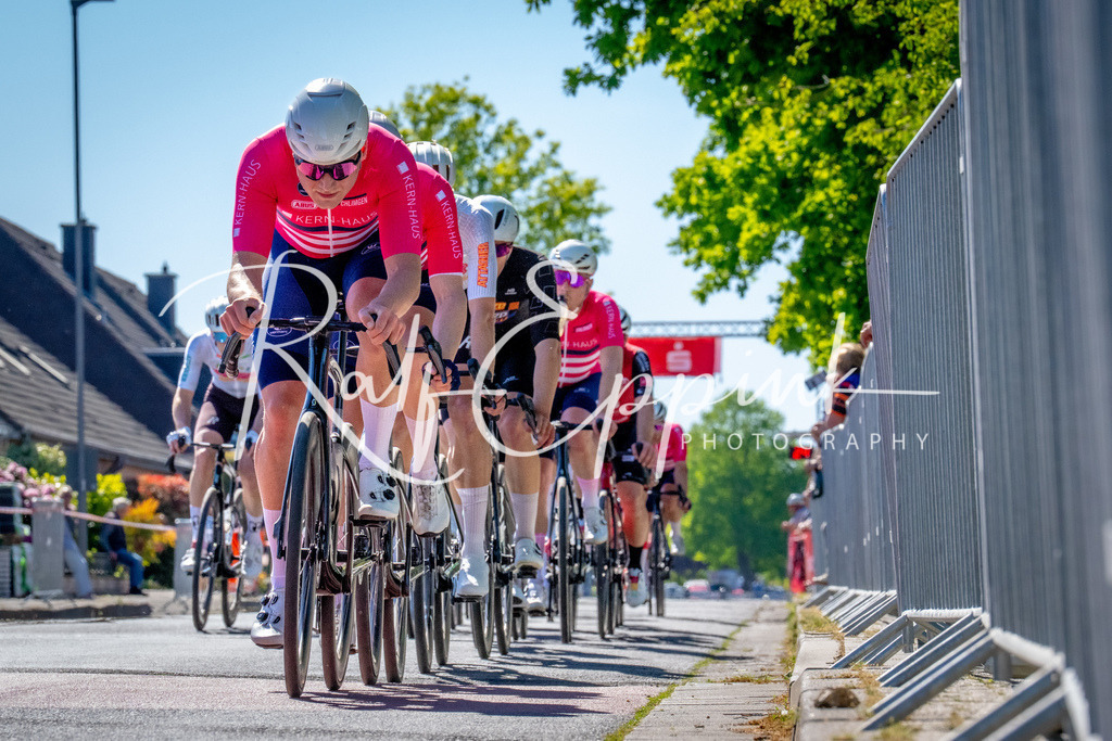 Spurt in den Mai 2026 - Großer Preis der Sparkasse Neuss | Annual one-day road cycling race "Großer Preis der Sparkasse Neuss" held in Büttgen, Germany, organized by VfR Büttgen 1912 e.V. The event features multiple races across all age categories from U11 youth to Elite men. - Realisiert mit Pictrs.com