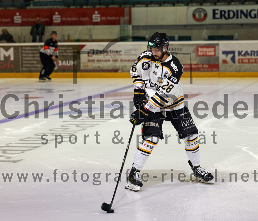 2022-09-23_011_TSV_Erding_gegen_EV_Fuessen | Erding, Deutschland, 23.09.2022:
Eishockey, Bayernliga 2022 / 2023, Testspiel, TSV Erding gegen EV Füssen, Endergebnis: 1:3

Nicolas Jentsch (EV Füssen, #28)

Foto: Christian Riedel / fotografie-riedel.net