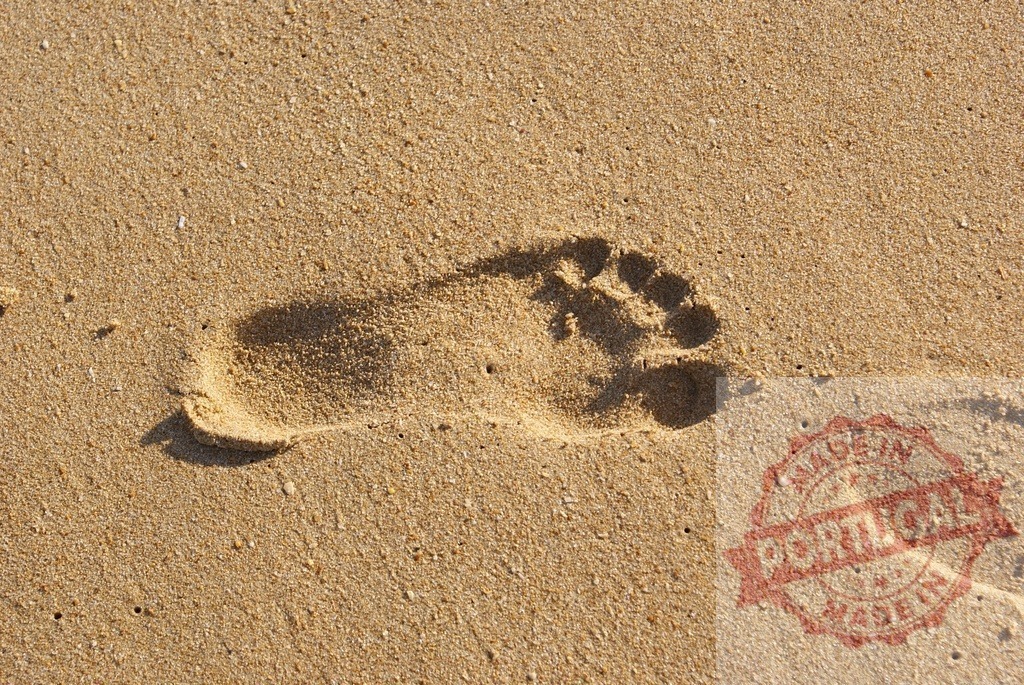 Footprint in sand showing a journey concept | Human footprint imprinted on golden beach sand, symbolizing travel and adventure - Realisiert mit Pictrs.com