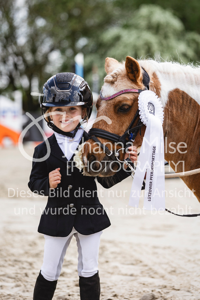260509_PfSpTa_16_Führzügel-WB-646 | Deine schönsten Turniermomente als professionelle Fotos! Entdecke hochwertige Pferdesport-Fotografie im Online-Shop. Jetzt Fotos finden & bestellen!