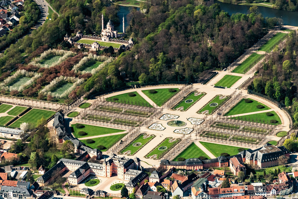 dr__0021997.jpg | SCHWETZINGEN 11.04.2019 Blick auf das Schloss Schwetzingen und den französische Barockgarten in Schwetzingen im Bundesland Baden-Württemberg. Das Schloss diente den pfälzischen Kurfürsten als Sommerresidenz und wurde in seiner heutigen Form ab dem Jahr 1697 errichtet. // Schwetzingen Castle and the French baroque garden in Schwetzingen in the state of Baden-Wuerttemberg. Foto: Daniel Reiter