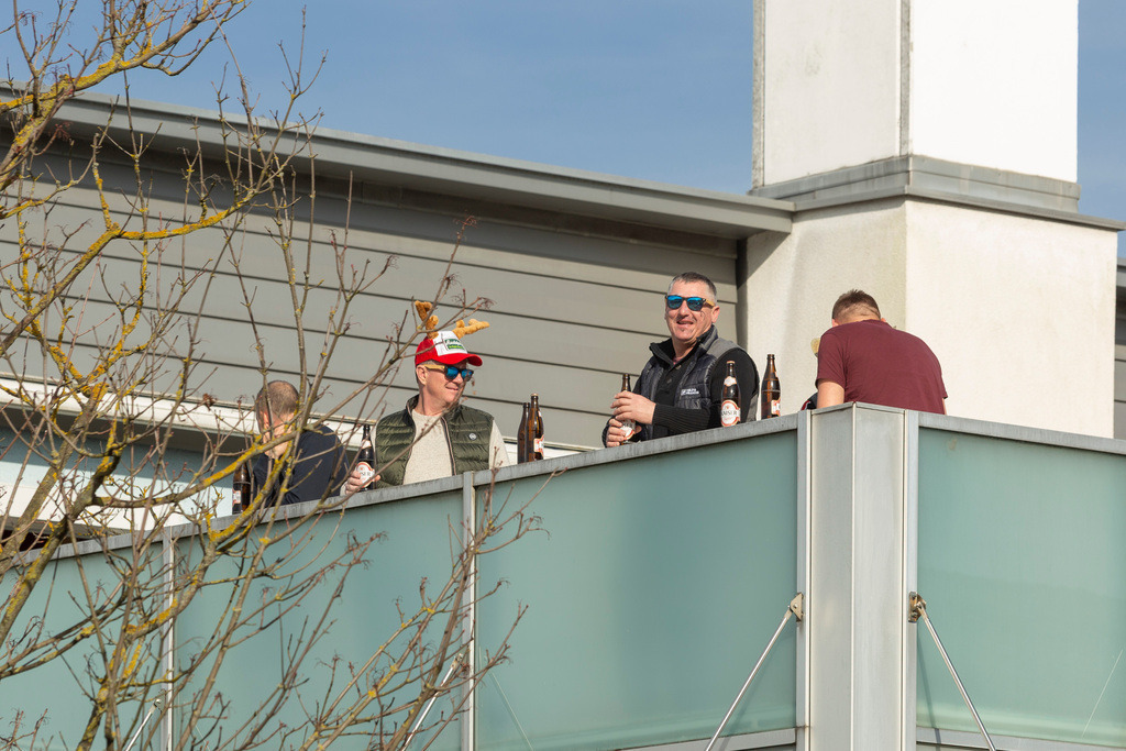 Umzug2025-081_9745 | Fotostrecke: FASCHINGSUMZUG 2025 in Loosdorf. 22 Masken(gruppen)-Teilnehmer: Loosdorfer Vereine, Wirtschaftstreibende, Gemeindeabordnungen sowie Kreditinstitute. rund 700 Besucher entlang der Hauptstrasse. Veranstaltungs-Sicherung durch Mannschaft der FF-Loosdorf mit schwerem Gerät. Maskenprämierung am EKZ-Platz durch Bgm. Thomas Vasku in den Kategorien: Bester Festwagen (Fa. gkonzept-Groissenberger; Beste Personengruppe-ASK-Loosdorf; Beste Einzelperson; Weiteste Anreise-FF Schollach;