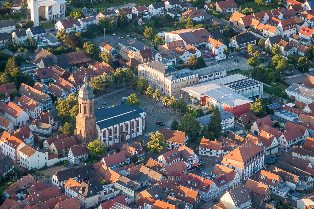 Luftbild: Sankt Georgskirche mit Marktplatz, Stadthalle und Grundschule im Altstadt- Zentrum in Kandel im Bundesland Rheinland-Pfalz in Deutschland. Foto: IMG_51167.jpg vom 22.07.2012 durch Werner Riehm/FLY-FOTO.de