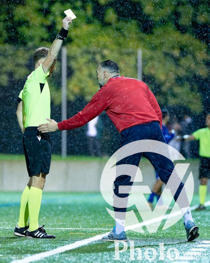 2eme ligue - CS Italien - USI Azzurri | Choukri Hedhiri (Coach USI Azzurri) reçoit un carton jaune durant le match de 2eme ligue entre CS Italien et USI Azzurri au Stade du Bois-de-la-Bâtie à Petit-Lancy, Suisse