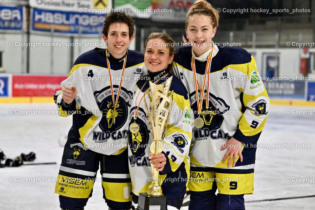 WILDCATS PATERNION & Lady Hawks Siegerehrung-Meisterfeier | #4 Oberzaucher Christina WILDCATS PATERNION, #19 Knes Julia WILDCATS PATERNION, #9 Neumann Magdalena WILDCATS PATERNION, WILDCATS PATERNION &amp; Lady Hawks Siegerehrung-Meisterfeier, WILDCATS PATERNION &amp; Lady Hawks Siegerehrung-Meisterfeier am 12.03.2025 in Steindorf (Ossiachersee Halle), Austria, (Photo by Bernd Stefan)