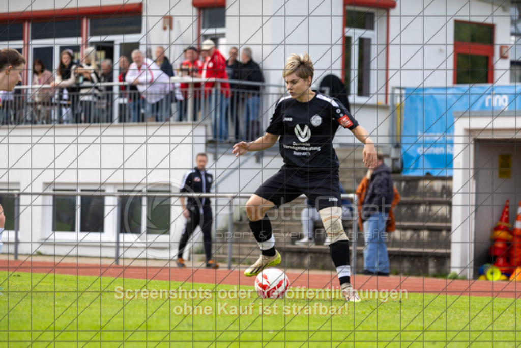 20250928_134859_0332 | #,1.FC Donzdorf (schwarz) vs. TV Derendingen (rot), Fussball, Frauen-Verbandsliga Württemberg, 03. Spieltag, Saison 2025/2026, Rasenplatz Lautertal Stadion, Süßener Straße 16, 73072 Donzdorf, 28.09.2025 - 13:00 Uhr,Foto: PhotoPeet-Sportfotografie/Peter Harich