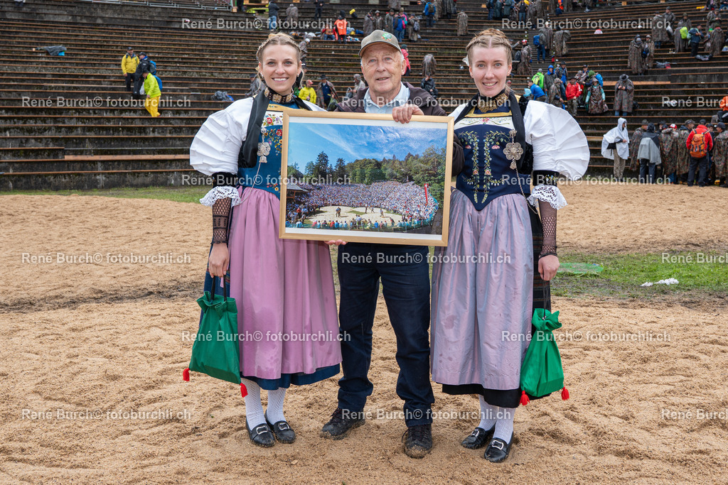 BR_08082 | Durrer Marcel mit Ehrendamen - Realisiert mit Pictrs.com