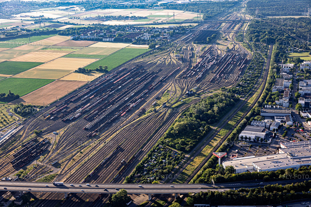 Luftbild: Gleise des Rangierbahnhofs der DB-InfraGo BM MA-RBF im Ortsteil Rheinau in Mannheim im Bundesland Baden-Württemberg in Deutschland. – Foto: IMG_157166.jpg vom 18.06.2026 durch Werner Riehm/FLY-FOTO.de – Auflösung des Originals: 5839 x 3893 px