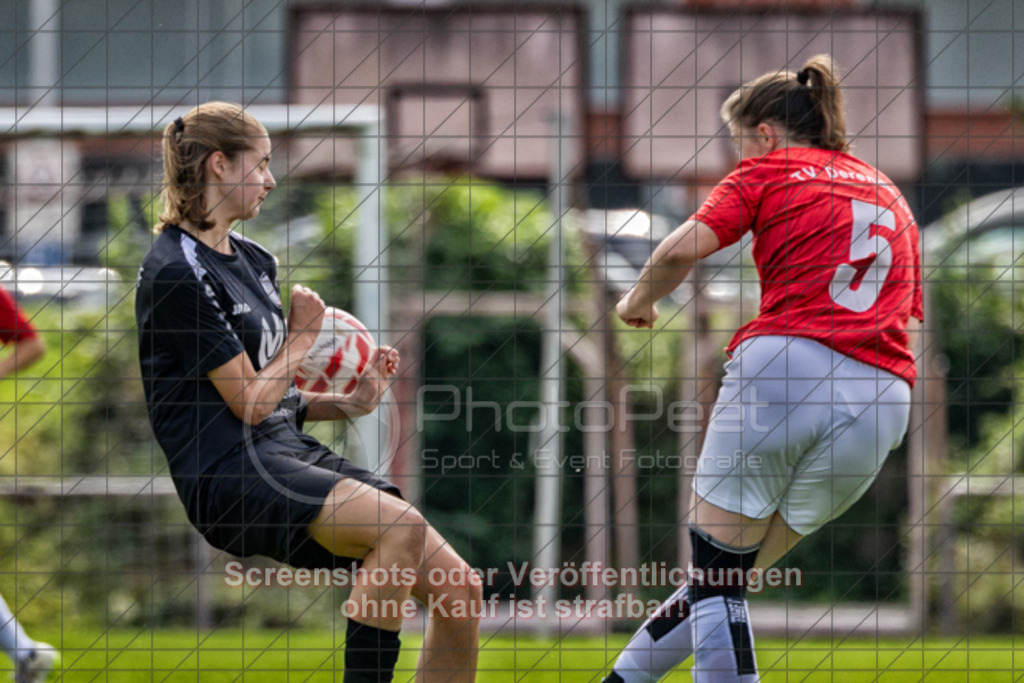 20250928_132016_0188-Bearbeitet | #,1.FC Donzdorf (schwarz) vs. TV Derendingen (rot), Fussball, Frauen-Verbandsliga Württemberg, 03. Spieltag, Saison 2025/2026, Rasenplatz Lautertal Stadion, Süßener Straße 16, 73072 Donzdorf, 28.09.2025 - 13:00 Uhr,Foto: PhotoPeet-Sportfotografie/Peter Harich