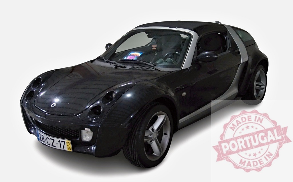 Smart Roadster black sports coupe car on white background | Smart Roadster coupe car parked on white background for automotive concept - Realisiert mit Pictrs.com