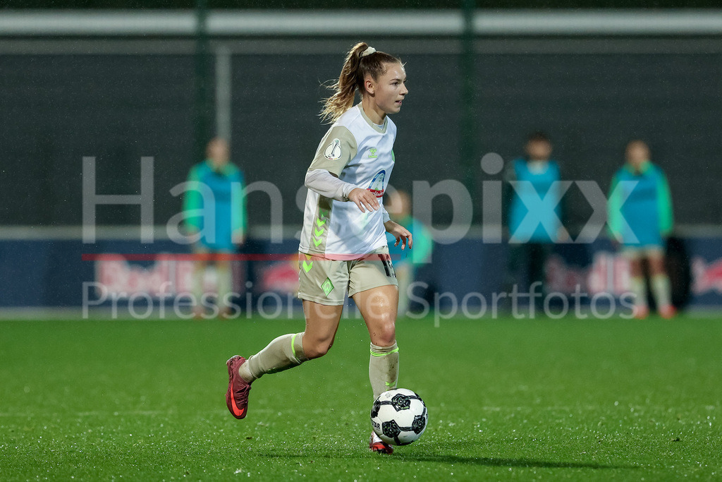 Fussball, DFB-Pokal Frauen, RB Leipzig - SV Werder Bremen | Michelle Weiß (SV Werder Bremen, 15) am Ball, Einzelbild, Ganzkörper, Aktion, Action, Spielszene, DIE DFB-RICHTLINIEN UNTERSAGEN JEGLICHE NUTZUNG VON FOTOS ALS SEQUENZBILDER UND/ODER VIDEOÄHNLICHE FOTOSTRECKEN. DFB REGULATIONS PROHIBIT ANY USE OF PHOTOGRAPHS AS IMAGE SEQUENCES AND/OR QUASI-VIDEO.