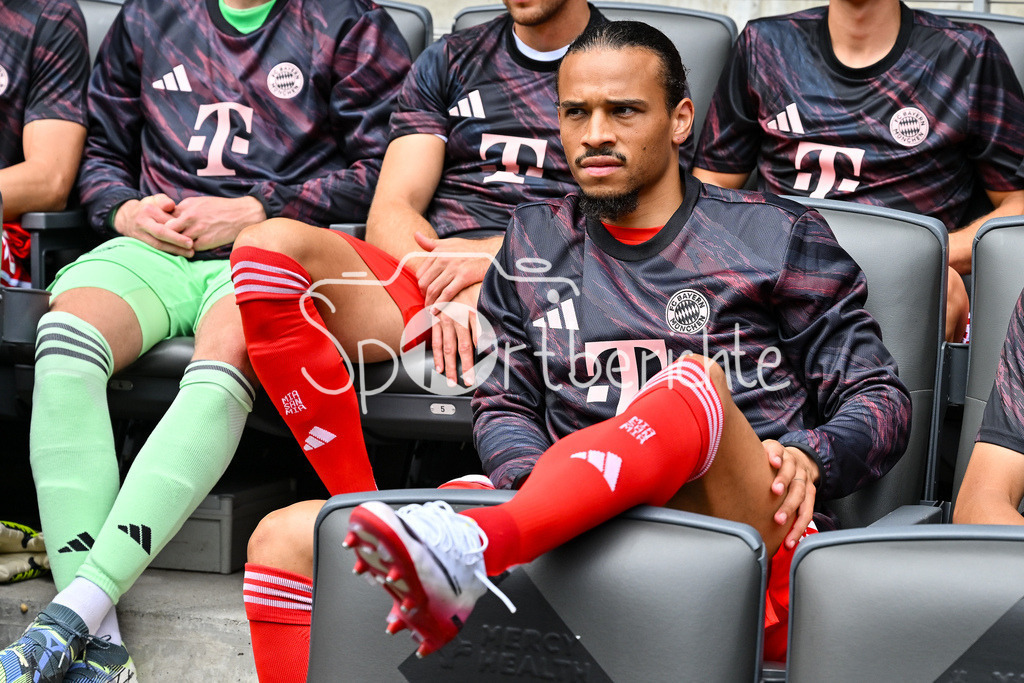 FC Bayern München - TQL Stadium | im Bild Leroy SANE (FC Bayern Muenchen 10) auf der Auswechselbank / Einzelfoto / Freisteller / FIFA Club World Cup: FC Bayern Muenchen - Auchkland City FC, TQL Stadium am 15.06.2025 / NOT FOR SALE IN USA