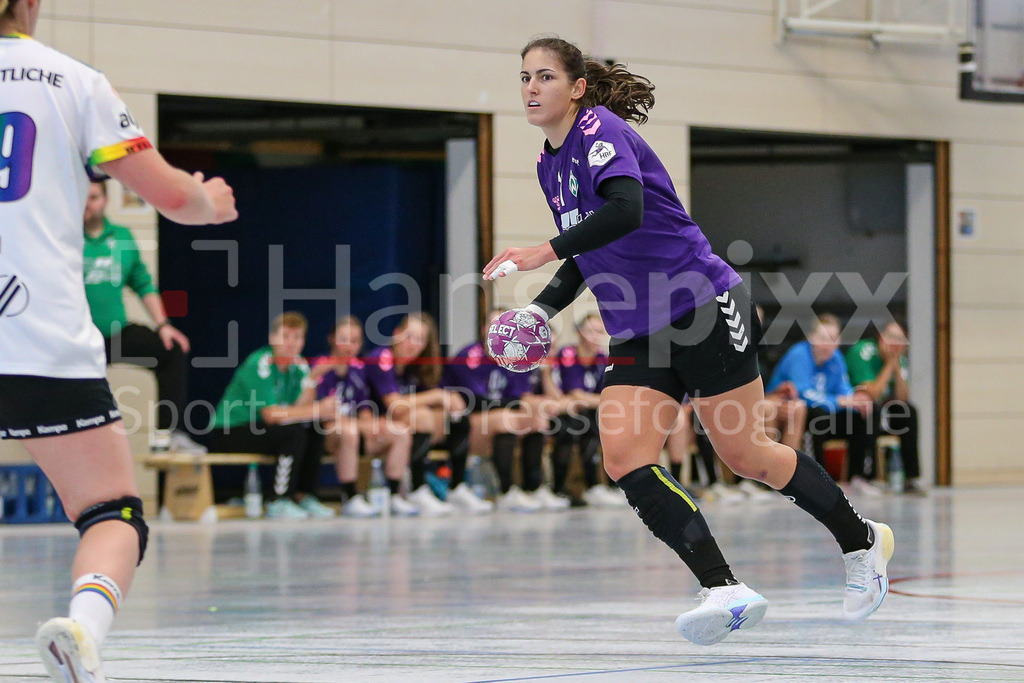 Handball, Testspiel Frauen, VfL Oldenburg - SV Werder Bremen | v.li.: Anna Lena Bergmann (SV Werder Bremen, 1) am Ball, Spielszene, Aktion, Action