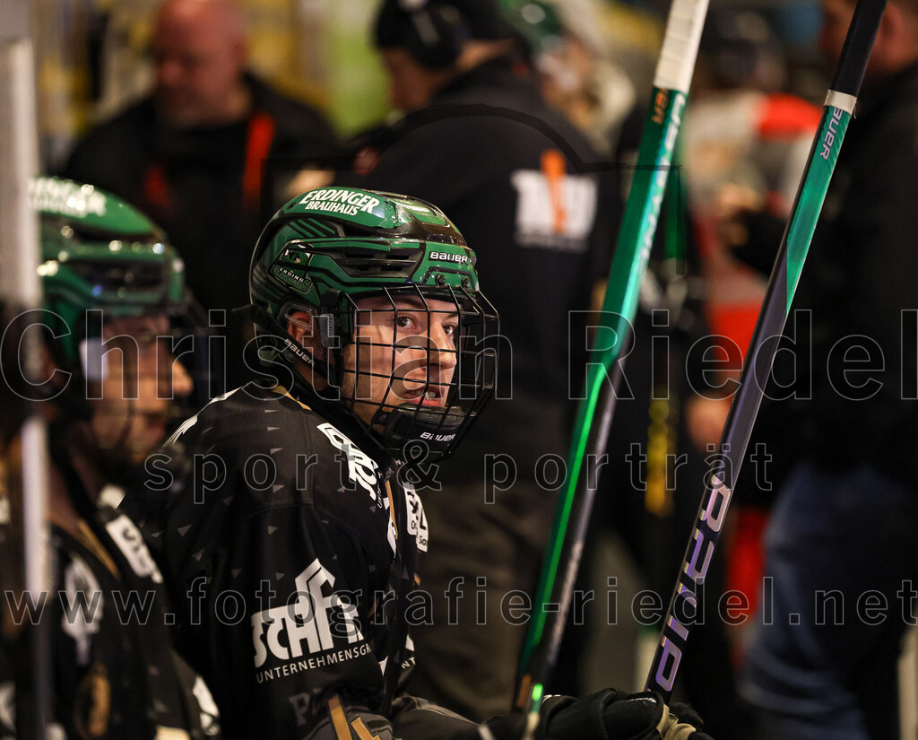 2024-03-15_046_TSV_Erding_gegen_EHC_Koenigsbrunn | Erding, Deutschland, 15.03.2024:
Eishockey, Bayernliga Playoffs 2023 / 2024, 3. Spieltag, TSV Erding gegen EHC Königsbrunn, Endergebnis: 3:4 n. V.

Simon Franz (Erding Gladiators, #4)

Foto: Christian Riedel / fotografie-riedel.net