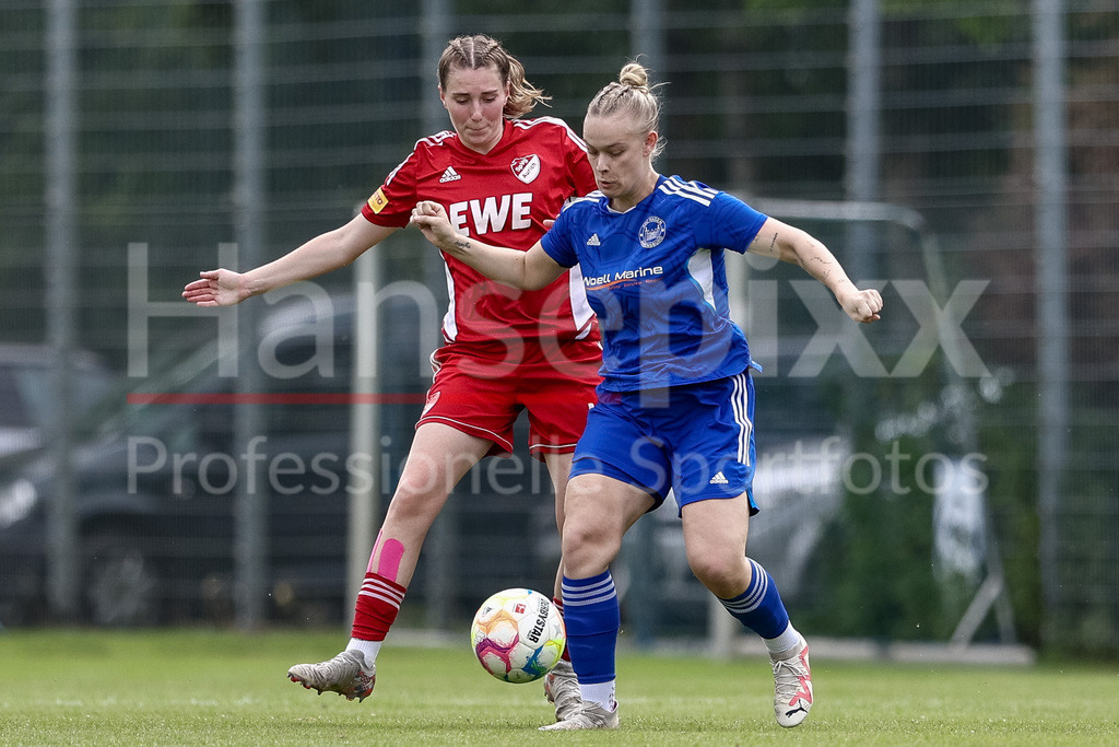 Fussball, Aufstiegsspiel Regionalliga Nord Frauen, SpVg Aurich - SSC Hagen Ahrensburg | v.li.: Jule Kersten (SpVg Aurich, 13) und Vivian Philipkowski (SSC Hagen Ahrensburg, 21) im Zweikampf, Duell, Dynamik, Aktion, Action, Spielszene