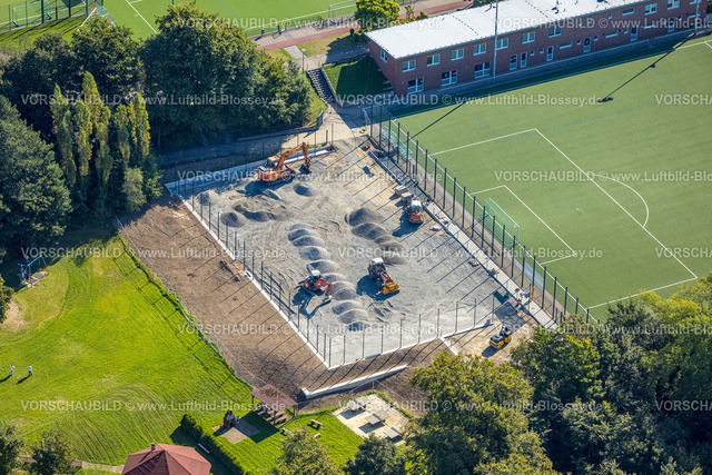 Velbert240812402 | Luftbild, Fußballstadion Von-Böttinger-Platz mit Bagger auf einer Baustelle, Sportclub Velbert e.V. Fußballverein, Velbert, Ruhrgebiet, Nordrhein-Westfalen, Deutschland