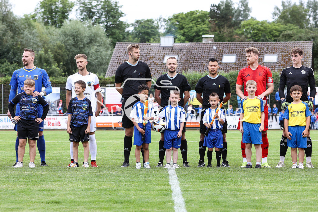 SSV Dillingen - FC Bayern Amateure | Die beiden Mannschaften laufen ins Donaustadion ein / Schiedsrichter Patrick MEIXNER