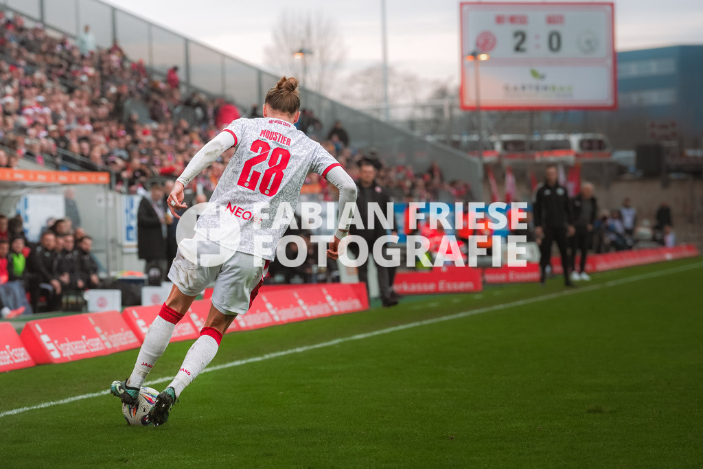 GER Rot-Weiss Essen vs. SSV Ulm, Fussball, 3. Liga, Spieltag 19, Saison 2025/2026, 20.12.2025 | GER Rot-Weiss Essen vs. SSV Ulm, Fussball, 3. Liga, Spieltag 19, Saison 2025/2026, 20.12.2025Foto: Fabian Friese - Realisiert mit Pictrs.com