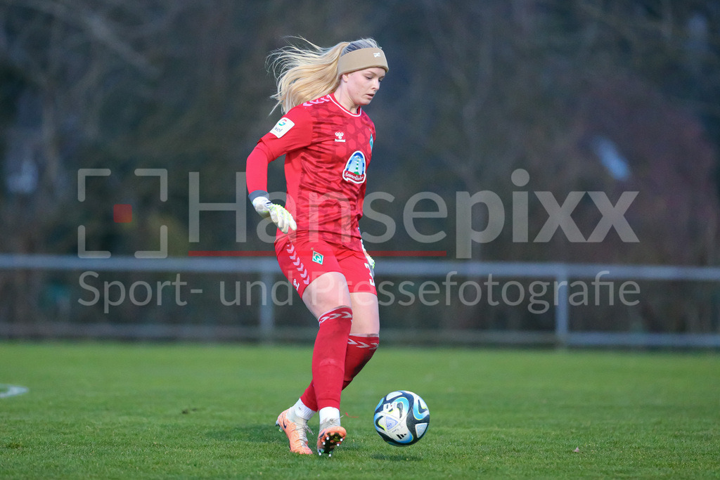 Fussball, Testspiel Frauen, SV Henstedt-Ulzburg - SV Werder Bremen | v.li.: Guro Pettersen (Torhüterin, Torwart, SV Werder Bremen, 32) am Ball, Freisteller, Einzelbild, Ganzkörper, Aktion, Action, Spielszene