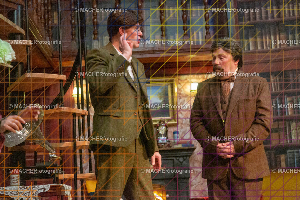 116_MFL-2025 | Portraitbilder von Regisseur; Darsteller; Techniker; Maske; Kostüme; Chor; Musiker; Bilderserie der Generalprobe und der Premierenvorstellung, Szenenbilder; Ausdrucksstudien; Bühnenüberblick; Bühnenkulissen; Pressefotos inkl. Redaktionsfoto Darstellergruppe.