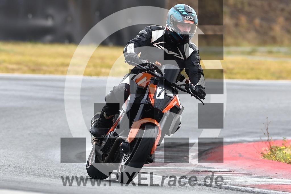 0079-20240909_00557 | Schöne Erinnerungen an spannende Momente - das festzuhalten ist unser Job. PIXELrace.de ist seit 2003 auf den Rennstrecken Europas unterwegs um die Action draußen beim Fahren und die wunderbare Stimmung imm Fahrerlager für euch einzufangen.