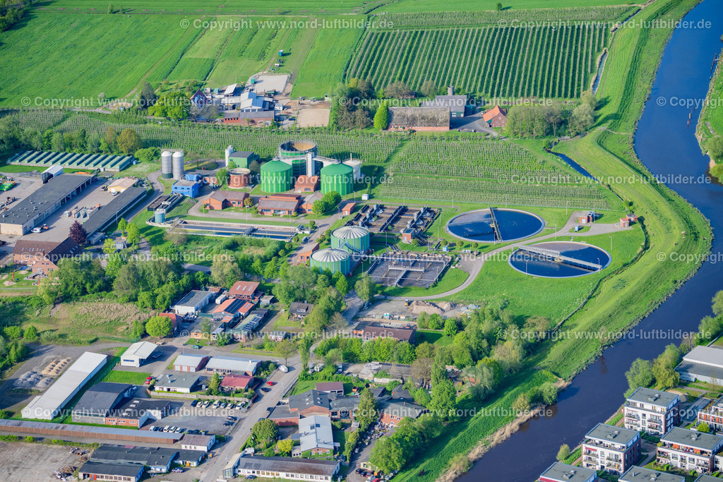 Stade_Klärwerk_ELS_8889290424 | STADE 29.04.2024 Klärwerks- Becken und Reinigungsstufen zur Abwasserbehandlung der " Stade " an der Straße Harschenflether Weg in Stade im Bundesland Niedersachsen, Deutschland. // Sewage works Basin and purification steps for waste water treatment " Stade " on street Harschenflether Weg in Stade in the state Lower Saxony, Germany. Foto: Martin Elsen