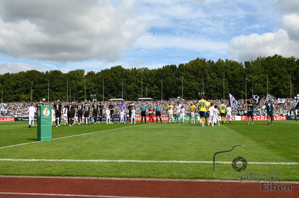 SV Atlas-Delmenhorst-Borussia Mönchengladbach | DFB-Pokal 1. Runde;SV Atlas Delmenhorst (gelb)-Borussia Mönchengladbach (schwarz) am 17.08.2025 in Oldenburg (Marschweg-Stadion), Photo: Philip Eiben 2025 - Realisiert mit Pictrs.com