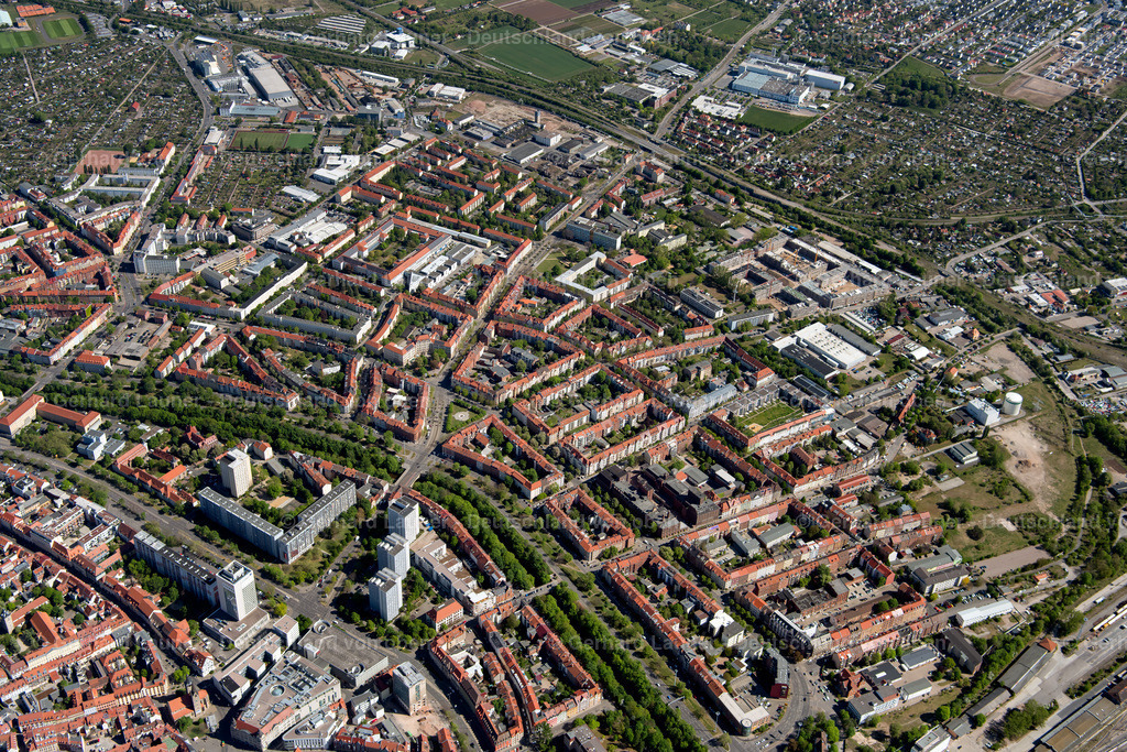4026521 | ERFURT 07.05.2020 Wohngebiet der Mehrfamilienhaussiedlung an der Rathenaustraße im Ortsteil Krämpfervorstadt in Erfurt im Bundesland Thüringen, Deutschland. // Residential area of the multi-family house settlement on Rathenaustrasse in the district Kraempfervorstadt in Erfurt in the state Thuringia, Germany. Foto: Gerhard Launer