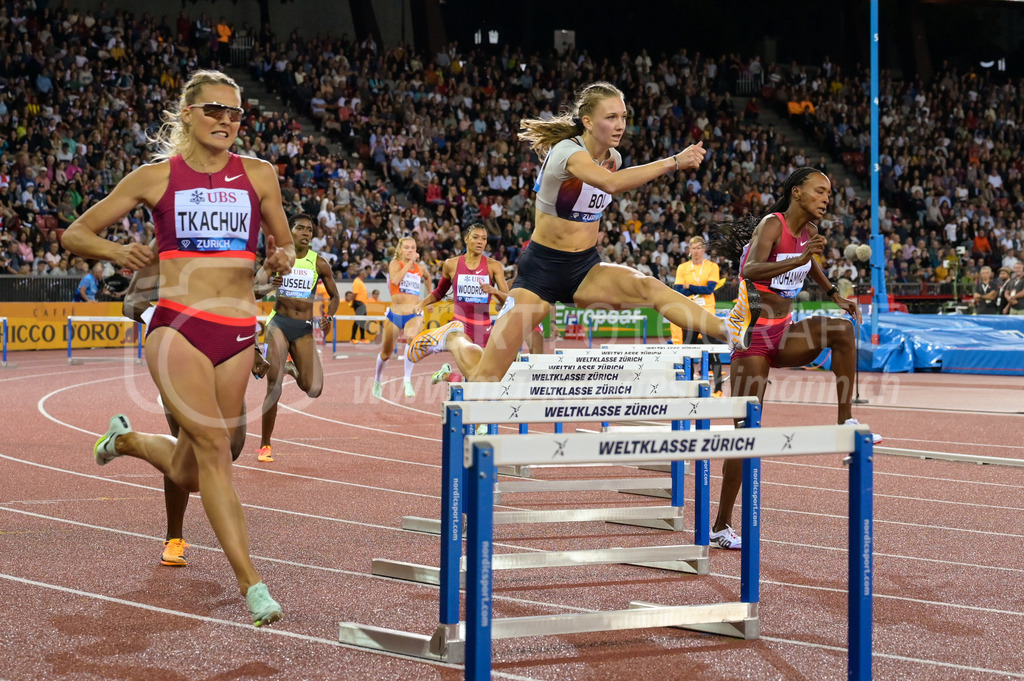 Leichtathletik: Weltklasse Zürich | 08.09.2022, Zürich, Letzigrund, Leichtathletik: Weltklasse Zürich, BOL Femke (NED) überspringt die Hürde im 400m-Hürdenlauf der Frauen. - Realisiert mit Pictrs.com