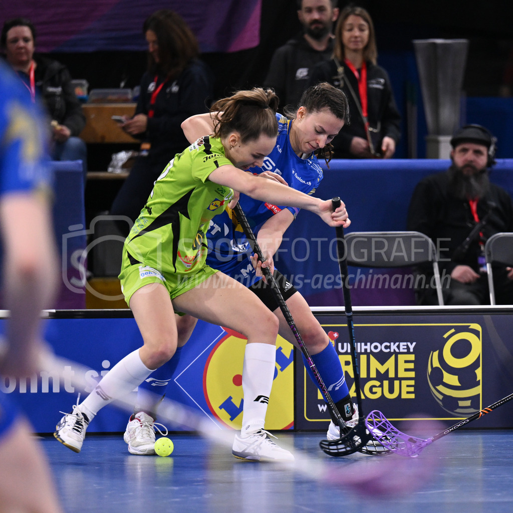 Kloten-Dietlikon Jets vs Skorpion Emmental Zollbrück - 15. April 2023 | 15.04.2023, Kloten, stimo arena, Swiss Unihockey Superfinal Frauen: Kloten-Dietlikon Jets - UHV Skorpion Emmental, Selma Bergmann (#22 Skorpion Emmental Zollbrueck) gegen Andrea Gaemperli (#5 Kloten-Dietlikon Jets). - Realisiert mit Pictrs.com