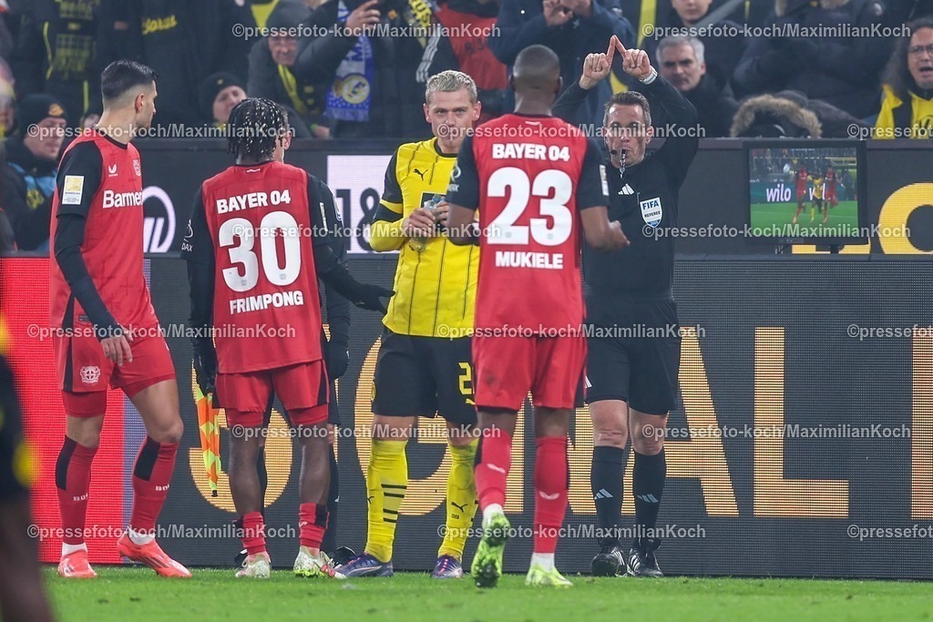 BVB10012501118 | 10.01.2025, Fußball, Borussia Dortmund - Bayer 04 Leverkusen, 1. Fußball Bundesliga, 16. Spieltag, Signal Iduna Park, Saison 2024 2025:  Schiedsrichter Tobias Stieler entscheidet nach Videobeweis auf Elfmeter - Julien Duranville (BVB #16) Foul von Edmond Tapsoba (Bayer04 Leverkusen #12) im Strafraum DFB regulations prohibit any use of photographs as image sequences and or quasi-video.