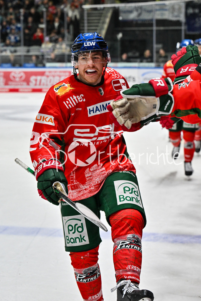 Augsburger Panther - Schwenninger Wild Wings | AUGSBURG, DEUTSCHLAND - 2. NOVEMBER: Jubel der Panther nach dem Treffer zum 3-1 durch Kyle MAYHEW (Augsburger Panther 27), Tor / Torschuetze / Freude / Happy beim Ligaspiel zwischen den Augsburger Panthern und den Schwenninger Wild Wings am 17. Spieltag der Penny DEL im Curt Frenzel Stadion am 02.11.2025