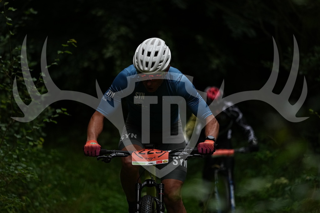 FC109828 | Fotogalerie der Treibjagd im Dunkelwald - Dein MTB Etappenrennen im Erzgebirge - Realisiert mit Pictrs.com