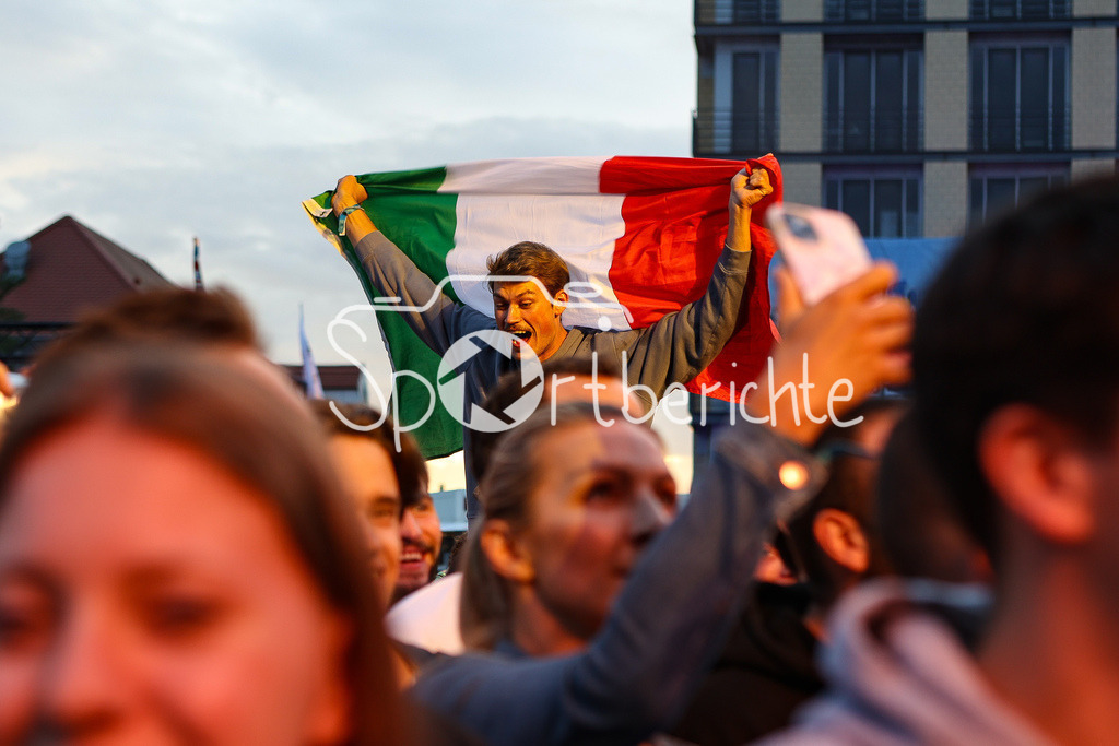 Noiesehausen | Die Band "Roy Bianco &amp; die Abbrunzati Boys" spielen beim Festival "Noisehausen" in Schrobenhausen / Im Bild ein Fan mit Italienischer Fahne in der Hand
