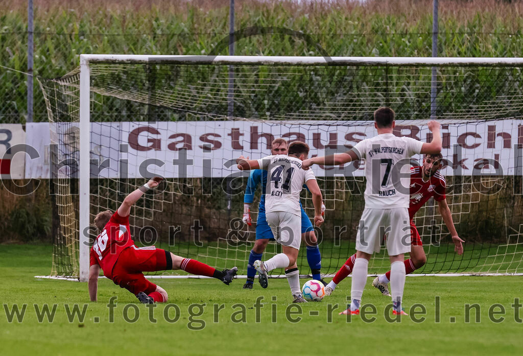 2023-08-04_048_SV_Walpertskirchen_gegen_FC_Finsing | Walpertskirchen, Deutschland, 04.08.2023:
Fußball, Kreisliga 2023 / 2024, 2. Spieltag, SV Walpertskirchen gegen FC Finsing, Endergebnis: 3:3

Dominik Bluhme (FC Finsing, #16), Adrian Alexy (SV Walpertskirchen, #41), Florian Rauch (SV Walpertskirchen, #7), Dominik Keuter (FC Finsing, #18)

Foto: Christian Riedel / fotografie-riedel.net