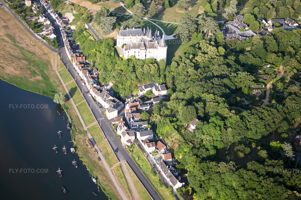 Aerial view: View of the town in Chaumont-sur-Loire in the state Loir et Cher, France. – Photo: IMG_082444.jpg taken on 06/20/2015 by Werner Riehm/FLY-FOTO.com – Resolution of the original: 5472 x 3648 px