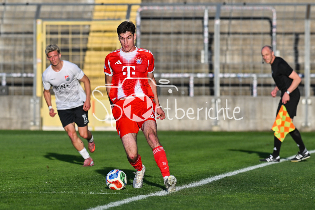 FC Bayern Amateure - TSV Aubstadt | MÜNCHEN, GERMANY - 24. APRIL: am Ball Ljubo PULJIC (FC Bayern München II 24) / Einzelfoto / Freisteller während dem Match zwischen den Amateuren des FC Bayern und dem TSV Aubstadt am 31. Spieltag der Regionalliga Bayern im Grünwalder Stadion