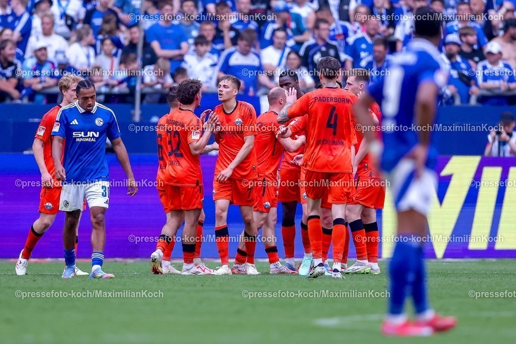 S0402052501029 | 02.05.2025, Fußball, FC Schalke 04 - SC Paderborn 07, 2.. Fußball Bundesliga, 32. Spieltag, Veltins-Arena Gelsenkirchen, Saison 2024 2025: Torjubel nach dem Tor zum 1:0 durch Torschütze Raphael Obermair (SC Paderborn #23) DFB regulations prohibit any use of photographs as image sequences and or quasi-video.