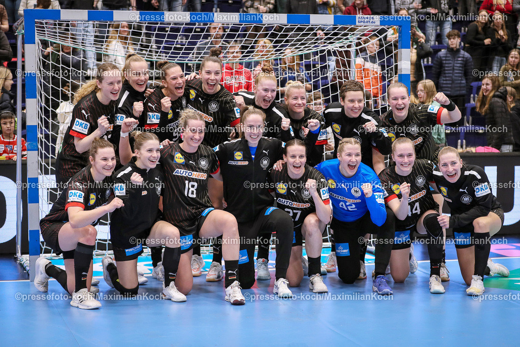 DueDHB03032401055 | 03.03.2024, Handball, Düsseldorf, Mitsubishi Electric Halle, Frauen EHF EURO Qualifikation, Spieltag 4, Deutschland - Slowakei: Abschlussjubel nach dem 32:18 Sieg von Team Deutschland gegen Slowakei. Die Mannschaft steht jubelnd auf dem Spielfeld. Teamfoto Mannschaftsfoto