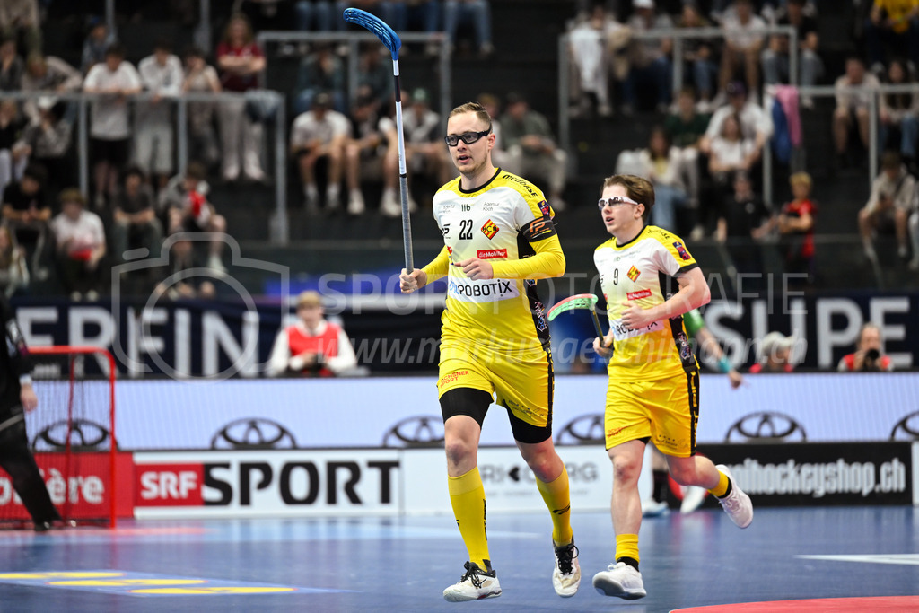 Zug United - HC Rychenberg - 25. April 2026 | Michel Wöcke (#22 HC Rychenberg Winterthur) und Kimo Oesch (#9 HC Rychenberg Winterthur) nach dem ersten Einsatz am L-UPL Superfinal-Spiel zwischen Zug United und HC Rychenberg am 25. April 2026 in der BCF Arena, Fribourg, Schweiz.Bild: Sportfotografie Markus Aeschimann | www.markus-aeschimann.ch - Realisiert mit Pictrs.com